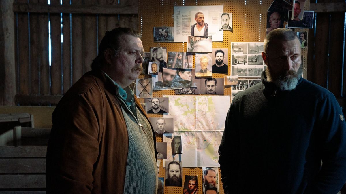 Crítica de “Justicieros”, una comedia negra de venganza con Mads Mikkelsen