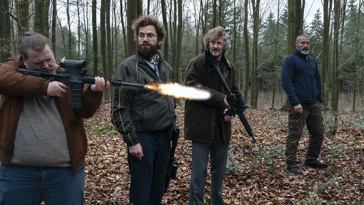 Crítica de “Justicieros”, una comedia negra de venganza con Mads Mikkelsen