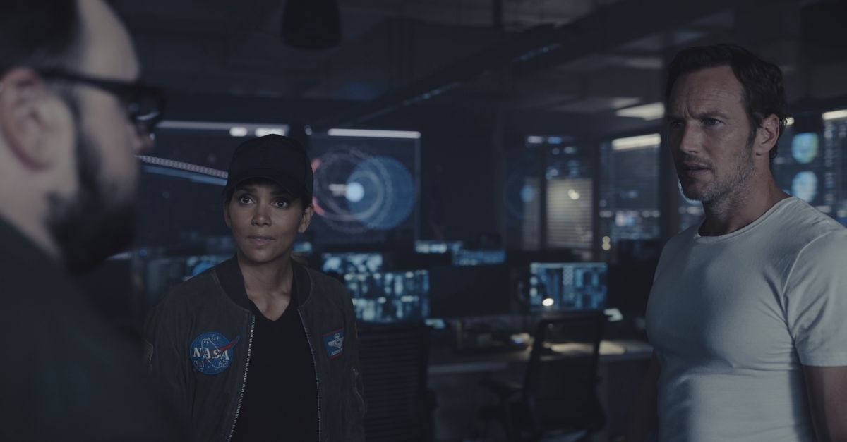 Crítica de “Moonfall”, la lunática odisea de Roland Emmerich con Halle Berry y Patrick Wilson