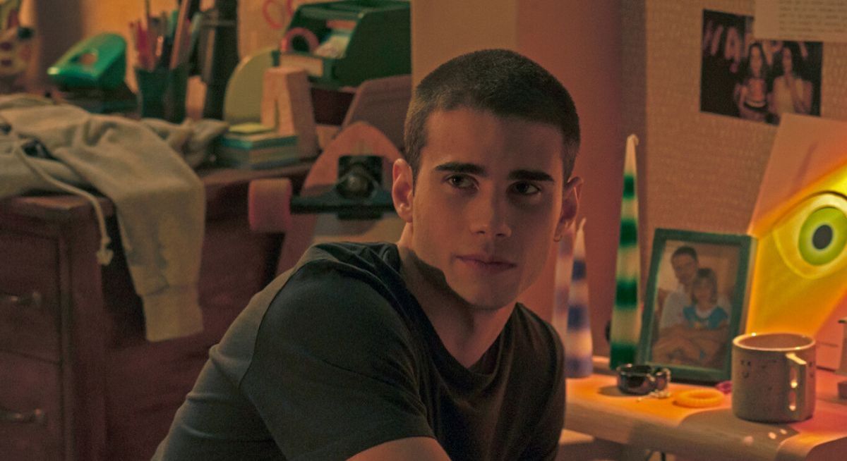 Crítica de "A través de mi ventana", desnudos y abdominales marcados para justificar la violencia y las relaciones tóxicas