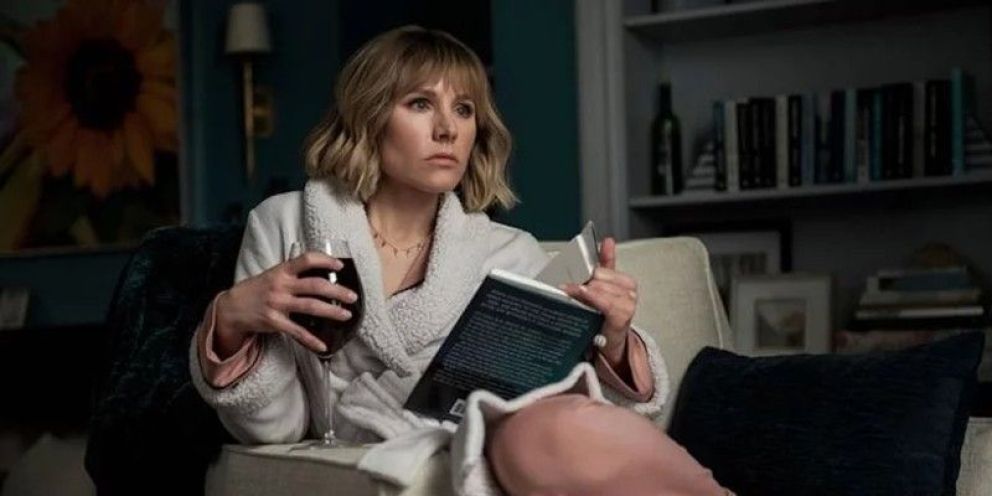 Crítica de "La mujer de la casa de enfrente de la chica en la ventana", una exploración al thriller del falso culpable