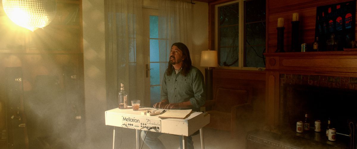 Crítica de “Terror en el estudio 666”, la comedia de terror de los Foo Fighters con el fallecido Taylor Hawkins