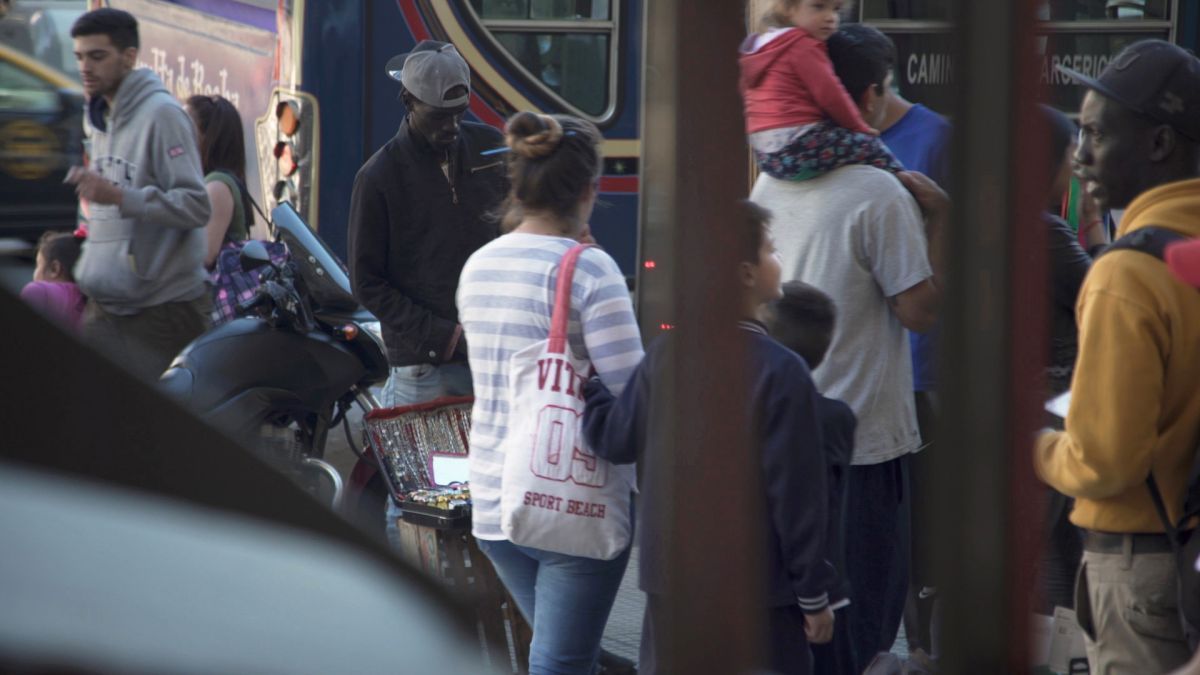 Crítica de “Borom Taxi”, relato sobre los senegaleses en Argentina de Andrés Guerberoff
