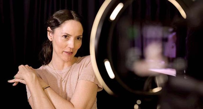 Crítica de "Proyecto fantasma", una comedia fantástica sobre millennials de Roberto Doveris