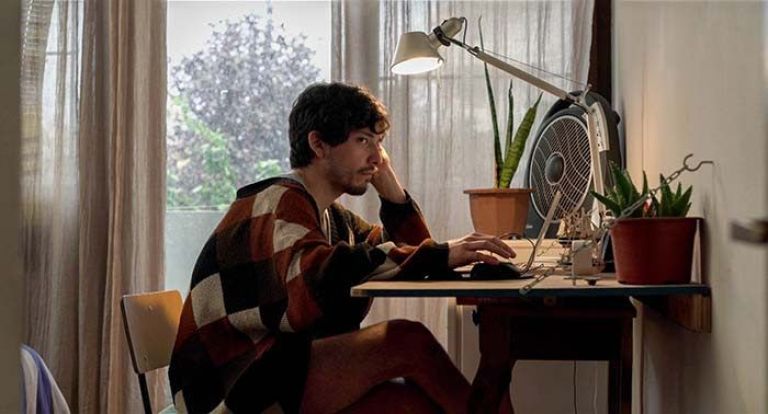 Crítica de "Proyecto fantasma", una comedia fantástica sobre millennials de Roberto Doveris