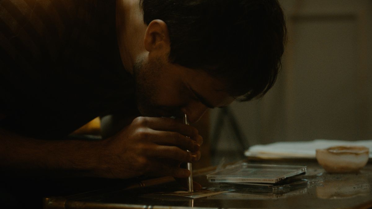 Crítica de "Que todo se detenga", el descenso a los infiernos de Juan Baldana