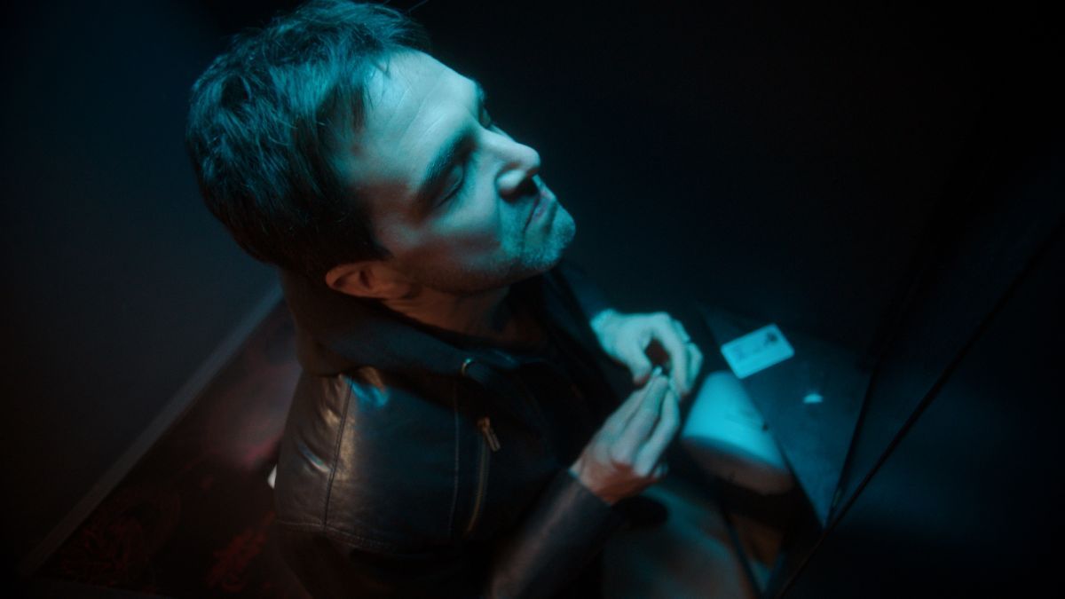 Crítica de "Que todo se detenga", el descenso a los infiernos de Juan Baldana