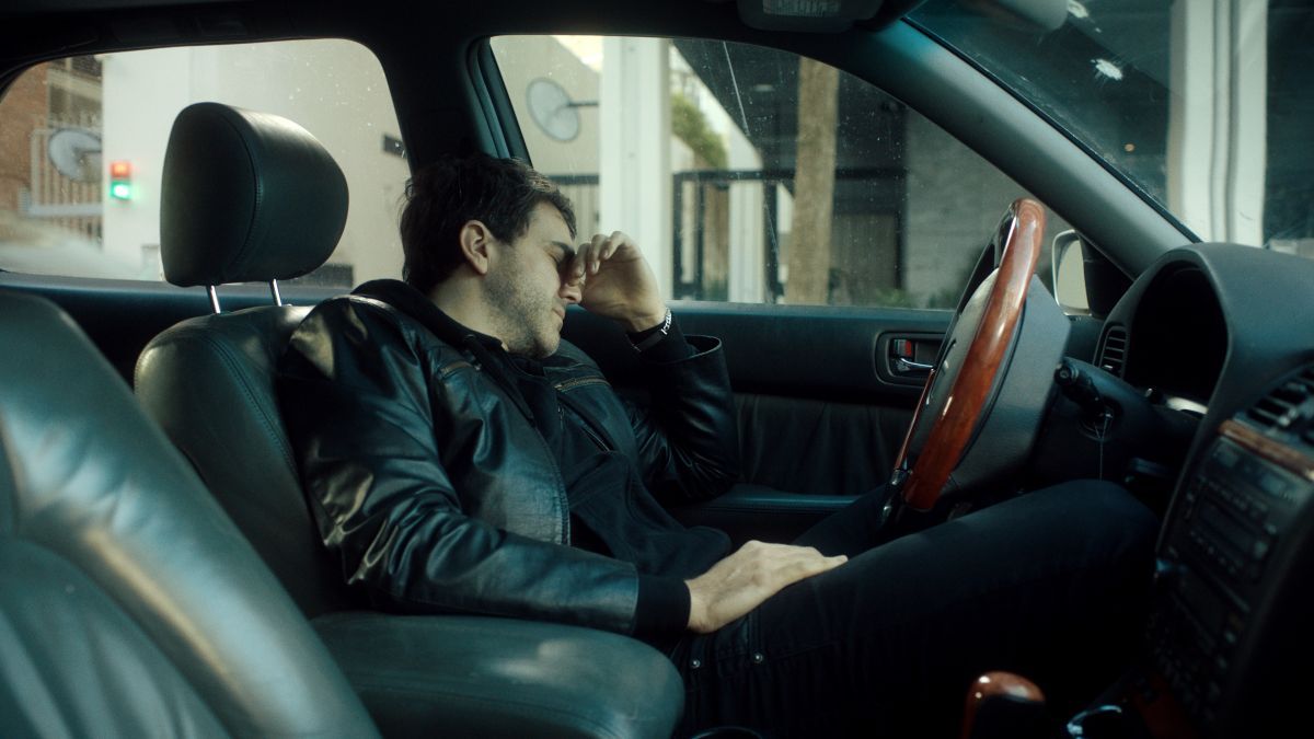 Crítica de "Que todo se detenga", el descenso a los infiernos de Juan Baldana