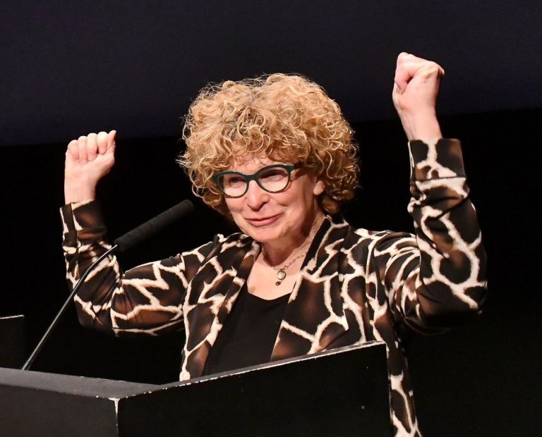 Tres obras de Jan Oxenberg, un ícono del cine lésbico, en los rescates