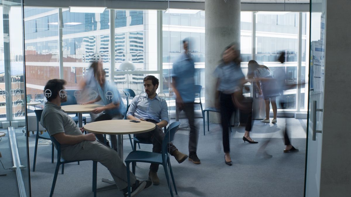 Crítica de “En la mira”, adrenalina en el call center con Nicolás Francella